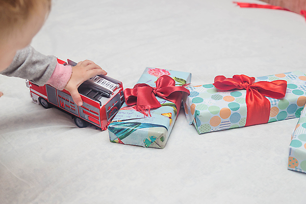 포토 JPG 해외이미지 백인 여자 딸 행복 아들 어린이 크리스마스 가족 베개 휴가 휴식 천사 함께함 실내 선물 사랑 사람 사람없음 가로 축제 펼침 침실 침대 축하 아기 인사 생일 언니 걸음마 천진난만 해외포토 서양인 기념일 감정 가구 컨셉 관계 침구 모션 내부 예절 자매 파일형식 이미지허브