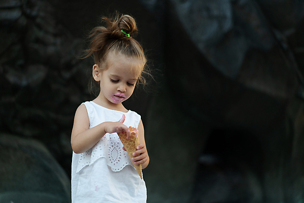 포토 JPG 해외이미지 백인 1 라이프스타일 여자 행복 얼굴 어린이 음식 자연 아이스크림 디저트 한명 미소 사람 야외 여름 냉동 얼음 기쁨 추위 도시 뜨거움 입 달콤 맛 핥기 시원함 먹기 크림 원뿔 바닐라 해외포토 자연요소 도형 서양인 계절 감정 컨셉 모션 표정 생활 신체부위 생태계 파일형식 이미지허브