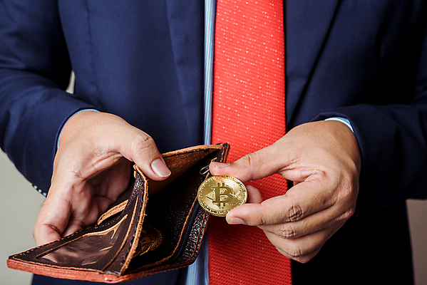 포토 JPG 해외이미지 남자 돈 한명 들기 상반신 성인 앞모습 경제 동전 지갑 성인남자한명만 가상화폐 해외포토 1 뷰포인트 모션 사람 재산 남자한명만 성인남자만 파일형식 이미지허브