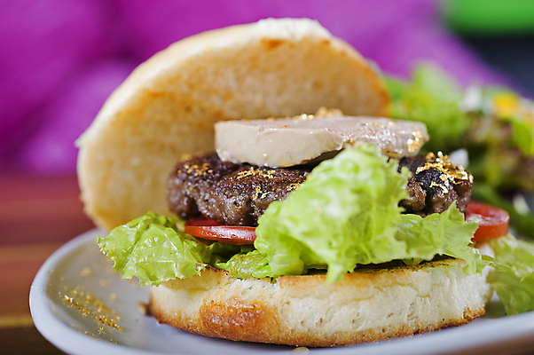 포토 JPG 해외이미지 채소 패스트푸드 실내 사람없음 아웃포커스 햄버거 인스턴트 정크푸드 패티 금박 푸아그라 햄버거빵 해외포토 음식 빵 촬영기법 내부 프랑스음식 파일형식 이미지허브