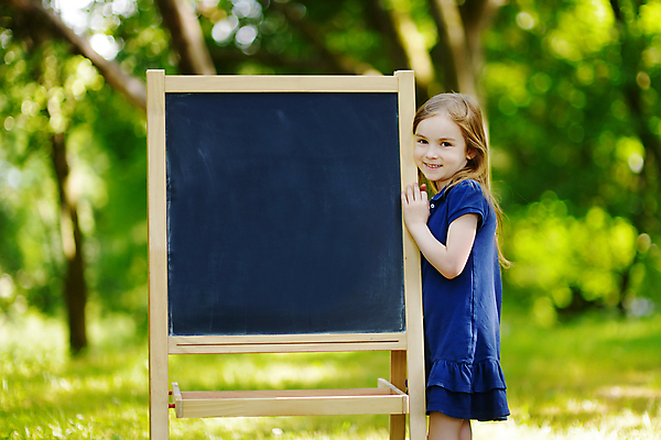 포토 JPG 해외이미지 학생 공원 여학생 여자 교육 행복 어린이 유니폼 교실 학교 자연 휴가 한명 사람 야외 초록색 스터디 칠판 화환 공백 유치원 기쁨 깃발 기록 신학기 시작 흥분 분필 성적 최초 초보 카피스페이스 해외포토 1 옷 공공시설 꽃 감정 컬러 학습 초크 생태계 파일형식 이미지허브