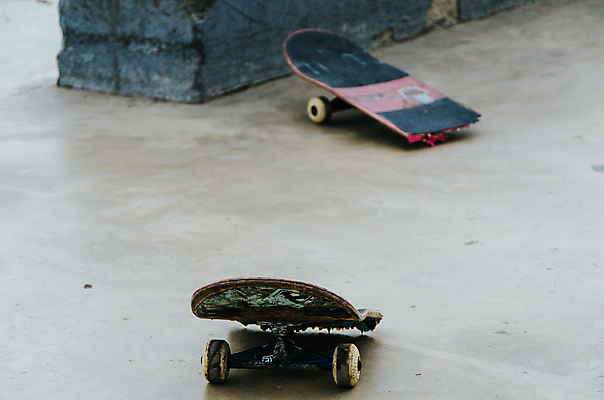 포토 JPG 해외이미지 라이프스타일 디자인 공원 남자 실루엣 스포츠 백그라운드 거리 사람없음 목재 검은색 스케이트 흰색 스케이트보드 버리기 오브젝트 깨짐 옛날 콘크리트 스타일 해외포토 나무 공공시설 스포츠용품 컬러 컨셉 재료 모션 촬영기법 사람 생활 보드_스포츠 파일형식 이미지허브