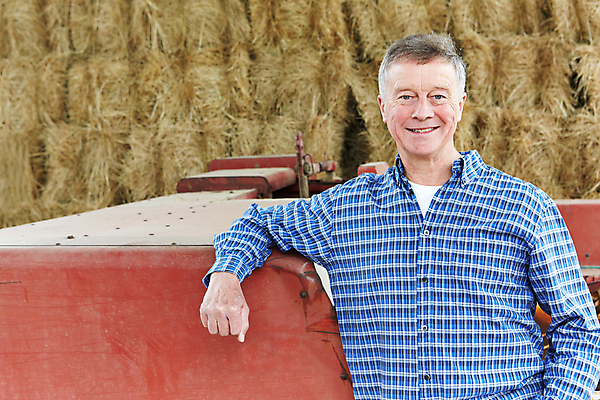 포토 JPG 해외이미지 백인 응시 남자 행복 중년 농업 한명 미소 야외 가로 여름 농장 기계 장비 작업 볏짚 60대 농부 밀짚 외양간 밭일 옛날 세련 해외포토 서양인 직업 1 시선 계절 노년 감정 산업 표정 사람 성인 짚 파일형식 이미지허브