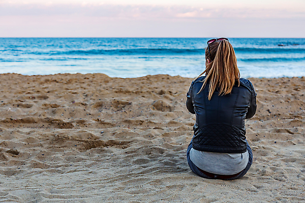 포토 JPG 해외이미지 백인 1 여자 모래 바다 자연 하늘 휴가 휴식 한명 사람 야외 물 파란색 금발 흰색 스페인 휴양지 해외포토 자연요소 서양인 헤어스타일 유럽 컬러 컨셉 장소 생태계 파일형식 이미지허브