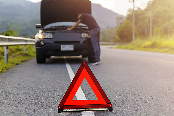 포토 JPG 해외이미지 주간 전신 남자 도로 자동차 한명 성인 야외 옆모습 삼각형 위험 비상등 성인남자한명만 해외포토 자연요소 도형 1 길 육상교통 뷰포인트 컨셉 교통시설 사람 남자한명만 성인남자만 파일형식 이미지허브