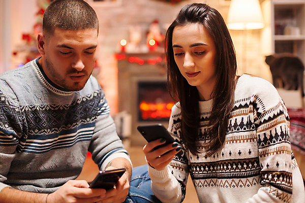 포토 JPG 해외이미지 백인 커플 여자 남자 행복 크리스마스 겨울 함께함 실내 선물 사랑 성인 두명 장식 스마트폰 스웨터 성인만 해외포토 서양인 계절 기념일 감정 컨셉 상의 관계 사람 내부 핸드폰 스마트기기 파일형식 이미지허브
