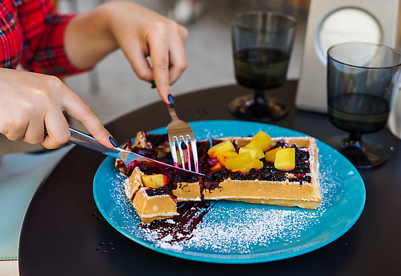 포토 JPG 해외이미지 식기 접시 손 여자 열매 커피 음식 백그라운드 포크 과일 탁자 디저트 건강 요리 사람 사람없음 노란색 과자 초콜릿 식사 흰색 신선 칼 달콤 맛 아침식사 설탕 먹기 크림 블루베리 벨기에 시럽 와플 내추럴 점심식사 식욕 페스츄리 핸드메이드 해외포토 식물 음료 빵 컬러 가구 컨셉 모션 신체부위 서유럽 파일형식 이미지허브