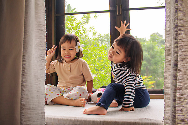 포토 JPG 해외이미지 여자 딸 행복 아들 어린이 가족 자연 놀이 엄마 휴가 휴식 주택 함께함 실내 사랑 사람 동양인 두명 카메라 디지털 기쁨 아기 리빙 걸음마 해외포토 감정 컨셉 관계 모션 인종 내부 건물 전자제품 생태계 파일형식 이미지허브