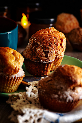 포토 JPG 해외이미지 할머니 음식 조각 백그라운드 잎 서기 사람없음 장식 초록색 갈색 케이크 초콜릿 검은색 어둠 수확 축하 신선 생일 달콤 아침식사 설탕 컵케이크 굽기 크림 묘사 칼로리 부스러기 페스츄리 핸드메이드 개조 해외포토 식물 여자 기념일 노년 빵 컬러 컨셉 농업 모션 디저트 식사 맛 구이 파일형식 이미지허브