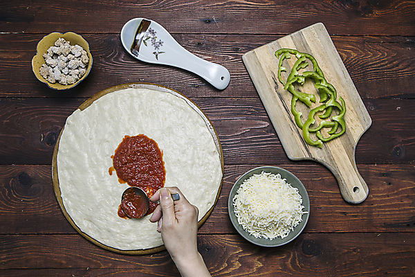 포토 JPG 해외이미지 손 여자 음식 빵 백그라운드 토마토 채소 재료 탁자 치즈 주택 도마 피자 건강 요리 사람 사람없음 목재 빨간색 주방 숟가락 식사 저녁식사 이탈리아 기구 시골 신선 사발 정상 준비 날것 반죽 만들기 밀가루 레시피 후추 성분 모짜렐라치즈 페스츄리 핸드메이드 해외포토 나무 유럽 컬러 가구 모션 주방용품 유제품 패스트푸드 서양음식 수저 건물 신체부위 사기그릇 가루 향신료 파일형식 이미지허브