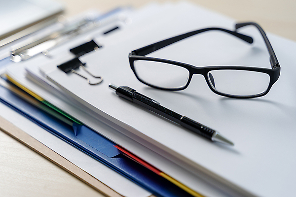 포토 JPG 해외이미지 직업 손 디자인 여자 남자 종이 컨셉 비즈니스 건축양식 통신 아이디어 직장 관리 사람 사람없음 금융 사무실 독서 쌓기 디지털 자료 공백 정보 업무 작업 비즈니스맨 그룹 계획 책상 계약 사인 보고서 그림 문서 회계 브레인스토밍 해외포토 건축 가구 회사 모션 신체부위 경제 직장인 파일형식 이미지허브