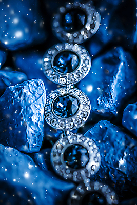 포토 JPG 해외이미지 장신구 팔찌 실내 사람없음 조약돌 화려 우아함 보석 파란배경 다이아몬드 해외포토 백그라운드 컨셉 내부 파란색 돌_바위 광석 파일형식 이미지허브