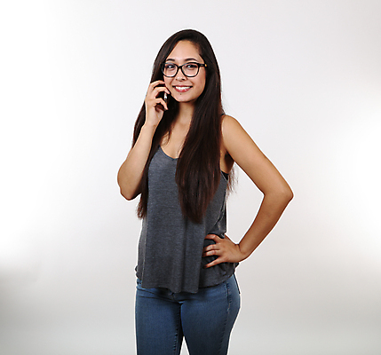 포토 JPG 해외이미지 라이프스타일 응시 여자 행복 안경 포즈 세포 대화 한명 성인 파란색 스마트폰 흰색 청바지 자신감 검은머리 탱크톱 날씬함 바쁨 히스패닉 고립 두더지 스페인어 카피스페이스 셀룰러 해외포토 1 헤어스타일 시선 잡화 감정 컬러 상의 바지 말하기 사람 생활 핸드폰 스마트기기 공백 몸매 파일형식 이미지허브