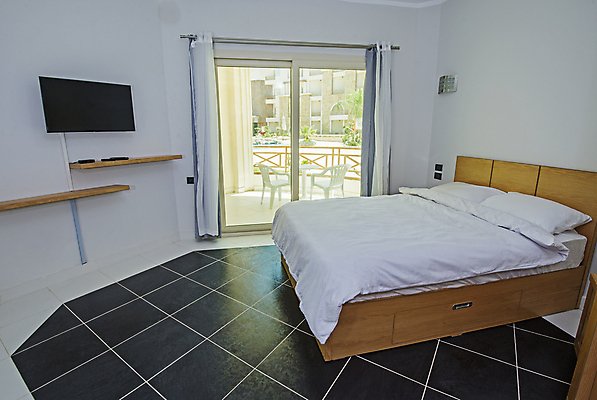 포토 JPG 해외이미지 벽 가구 건축양식 창문 베개 아파트 주택 실내 사람없음 내부 목재 인테리어 갈색 문 텔레비전 침실 이불 방 발코니 침대 고급 휴양지 매트리스 해외포토 나무 디자인 건축 컬러 생활용품 컨셉 재료 침구 건물 전자제품 장소 파일형식 이미지허브