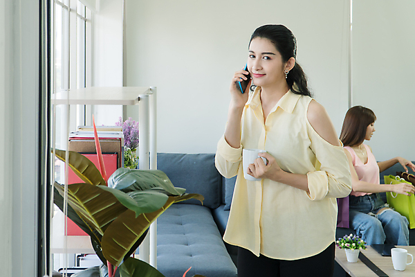 포토 JPG 해외이미지 라이프스타일 응시 여자 행복 거실 통신 모바일 휴식 주택 세포 실내 대화 사람 앉기 동양인 성인 두명 30대 스마트폰 핸드폰 소파 방 업무 자신감 중앙 연결 전화기 스마트 부름 온라인 단절 해외포토 시선 감정 컨셉 의자 모션 말하기 인종 내부 건물 생활 장년 전자제품 스마트기기 작업 파일형식 이미지허브