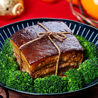 포토 JPG 해외이미지 접시 실내 돼지고기 근접촬영 사람없음 아웃포커스 중식 끈 브로콜리 동파육 빨간배경 해외포토 식기 음식 뷰포인트 백그라운드 채소 촬영기법 육류 내부 빨간색 파일형식 이미지허브