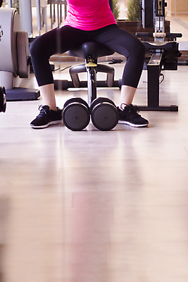 포토 JPG 해외이미지 백인 라이프스타일 여자 행복 스포츠 운동화 신체 건강 한명 사람 성인 운동복 운동 기계 아령 장비 몸무게 연습 클럽 체육관 해외포토 서양인 1 옷 감정 신발 생활 파일형식 이미지허브