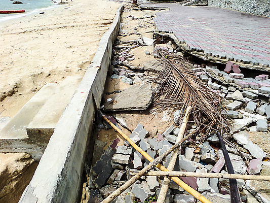 포토 JPG 해외이미지 캐릭터 도로 파도 바다 자연 바람 날씨 거리 사람없음 물 힘 손상 산책로 젖음 흰색 오솔길 홍수 폭풍 단절 땅바닥 쓰나미 허리케인 해외포토 자연요소 길 컬러 컨셉 교통시설 바닥 자연재해 생태계 해일 파일형식 이미지허브