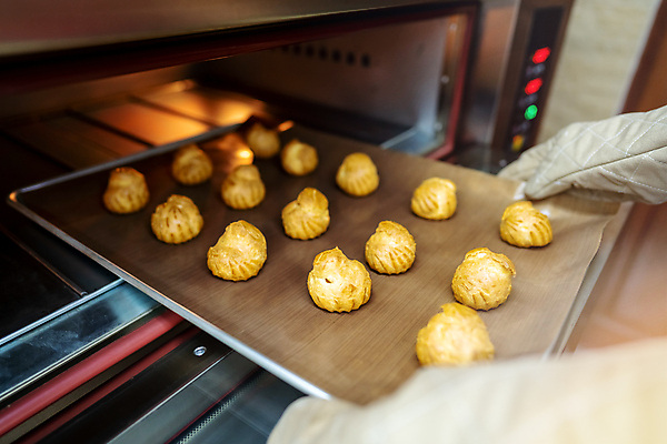 포토 JPG 해외이미지 백인 직업 전통 여자 산업 음식 비즈니스 디저트 주택 직장 쟁반 따뜻함 관리 요리 사람없음 갈색 쿠키 케이크 상점 빵집 신선 업무 오븐 달콤 맛 굽기 준비 반죽 밀가루 번 제빵사 캡모자 핸드메이드 해외포토 서양인 모자_잡화 빵 컬러 컨셉 회사 사람 건물 가전제품 작업 가루 구이 파일형식 이미지허브