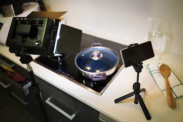 포토 JPG 해외이미지 직업 인터넷 사업가 주방용품 주택 실내 건강 창조 사람 사람없음 가로 스마트폰 카메라 상점 주방 스크린 요리사 흐름 가르침 사이버 스마트 그림 방송 소매 온라인 삼각대 동영상 주인 리뷰 마케팅 블로거 소셜 소셜미디어 생존 해외포토 교육 생활용품 컨셉 내부 건물 전자제품 핸드폰 스마트기기 파일형식 이미지허브