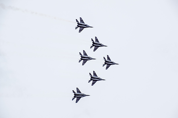 포토 JPG 해외이미지 구름 무기 날개 교통시설 하늘 비행기 사람없음 파란색 우주 힘 공연 묘기 공격 전시회 항공 속도 군용 싸움 쇼 제트기 육군 엔진 에어쇼 곡예비행 대패 배기가스 소비에트 2017년 해외포토 자연요소 컬러 교통 항공교통 모션 대중교통 군대 이벤트 전시 비행 연도 시설 파일형식 이미지허브