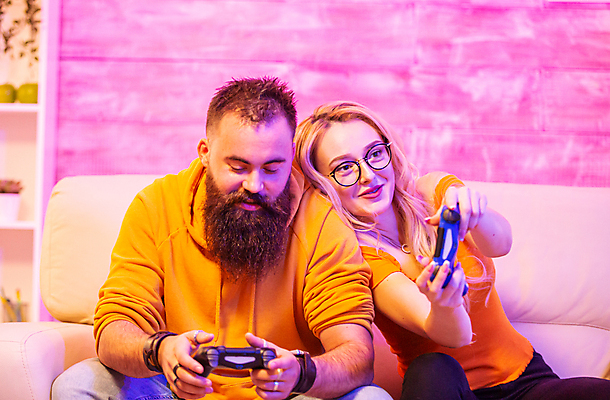 포토 JPG 해외이미지 커플 여자 남자 데이트 함께함 실내 들기 앉기 상반신 성인 취미 두명 앞모습 소파 기댐 경쟁 게임 게임기 집중 즐거움 게이머 프로게이머 성인만 안경낌 해외포토 직업 감정 안경 뷰포인트 컨셉 의자 관계 모션 놀이 사람 내부 파일형식 이미지허브