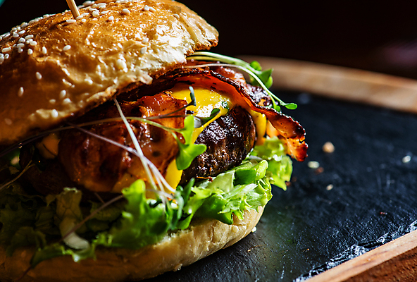 포토 JPG 해외이미지 채소 패스트푸드 실내 근접촬영 사람없음 아웃포커스 햄버거 인스턴트 정크푸드 베이컨 패티 햄버거빵 해외포토 음식 빵 뷰포인트 촬영기법 돼지고기 내부 파일형식 이미지허브