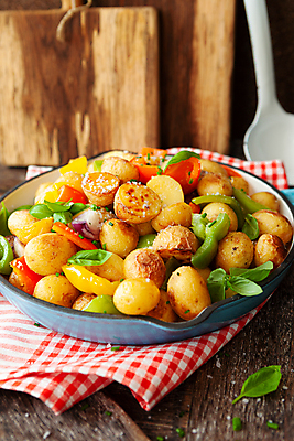 포토 JPG 해외이미지 음식 채소 양파 피망 감자 건강 사람없음 목재 세로 컬러풀 식사 시골 신선 맛 허브 소금 레시피 바질 점심식사 쪽파 입가심 비건 해외포토 나무 식물 컬러 컨셉 재료 파 채식주의자 파일형식 이미지허브