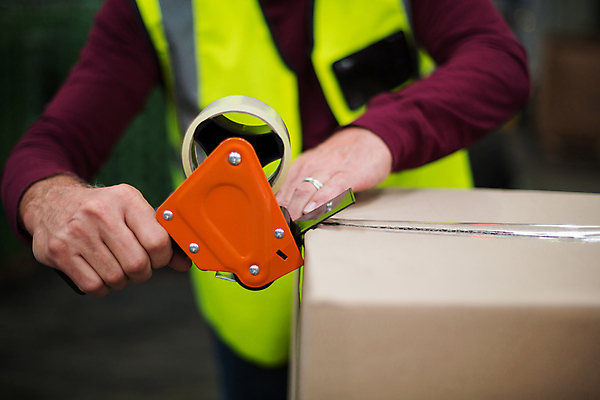 포토 JPG 해외이미지 백인 노년 남자 포장 노동자 실내 한명 상반신 앞모습 아웃포커스 상자 작업 60대 테이프 물류창고 붙이기 노인남자한명만 해외포토 서양인 직업 1 뷰포인트 모션 문구용품 촬영기법 사람 성인 내부 창고 남자한명만 노인남자만 파일형식 이미지허브