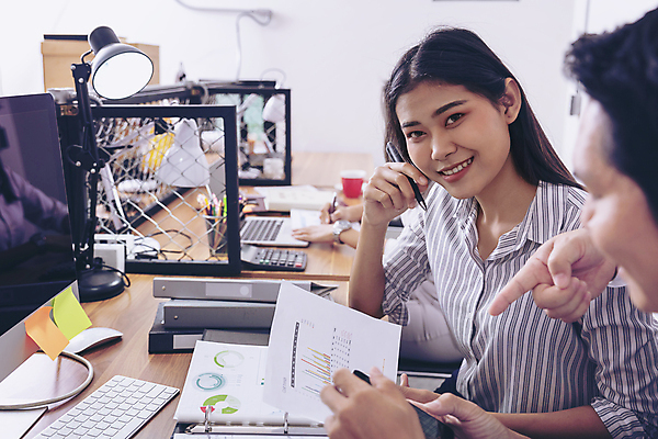 포토 JPG 해외이미지 백인 직업 여자 남자 비즈니스 통신 성공 회의 협력 설계 노동자 아이디어 직장 함께함 대화 미소 사람 성인 두명 금융 사무실 자료 업무 작업 비즈니스맨 비즈니스우먼 그룹 계획 연결 대표 토론 분석 직원 경영자 리더 비전 경영 마케팅 지원 브레인스토밍 해외포토 서양인 컨셉 회사 표정 말하기 경제 직장인 파일형식 이미지허브