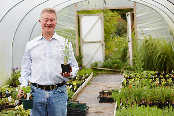 포토 JPG 해외이미지 식물 백인 응시 남자 꽃 행복 비즈니스 한명 미소 사람 야외 가로 쇼핑 정원 놀이방 잡기 구매 60대 원예 소매 주인 온실 원예사 카피스페이스 중소기업 해외포토 서양인 직업 1 시선 노년 감정 회사 모션 표정 취미 공백 파일형식 이미지허브