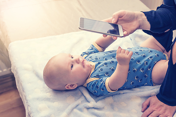 포토 JPG 해외이미지 백인 라이프스타일 여자 행복 아들 어린이 가족 엄마 모바일 주택 함께함 실내 사랑 사람 소년 두명 스마트폰 핸드폰 카메라 디지털 사진촬영 흰색 아기 신생아 그림 돌봄 해외포토 서양인 남자 감정 컬러 컨셉 관계 모션 내부 건물 생활 전자제품 스마트기기 촬영 파일형식 이미지허브