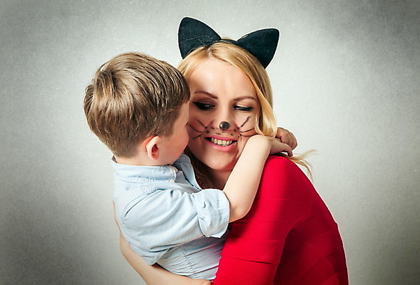 포토 JPG 해외이미지 백인 라이프스타일 여자 행복 아들 어린이 백그라운드 가족 포옹 놀이 엄마 주택 함께함 사랑 미소 웃음 사람 소년 두명 여름 금발 고양이 침묵 기쁨 육아 흰색 그리기 콧수염 귀 해외포토 서양인 헤어스타일 계절 남자 감정 컬러 컨셉 포유류 관계 안기 모션 수염 표정 건물 생활 신체부위 반려동물 소리 파일형식 이미지허브