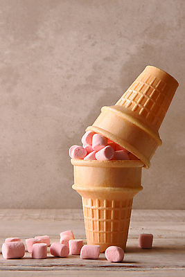 포토 JPG 해외이미지 음식 분홍색 컨셉 디저트 사탕 사람없음 세로 쌓기 과자 얼음 대접 달콤 설탕 크림 쏟아짐 원뿔 마시멜로우 카피스페이스 해외포토 자연요소 도형 컬러 모션 공백 맛 파일형식 이미지허브