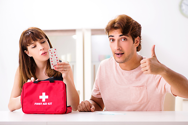 포토 JPG 해외이미지 커플 여자 남자 실내 들기 상반신 성인 두명 앞모습 약 구급상자 확인 따봉 성인만 해외포토 뷰포인트 의학 관계 모션 사람 내부 의료용품 최고 파일형식 이미지허브