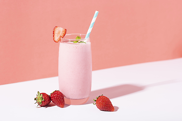 포토 JPG 해외이미지 딸기 단면 잔 실내 빨대 사람없음 딸기주스 딸기스무디 분홍색배경 해외포토 식기 분홍색 백그라운드 과일 내부 과일주스 스무디 파일형식 이미지허브