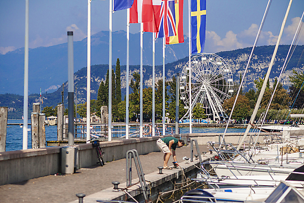 포토 JPG 해외이미지 주간 전신 구름 호수 유럽풍경 하늘 산 허리숙이기 한명 서기 성인 야외 옆모습 이탈리아 보트 국기 대관람차 성인남자한명만 해외포토 자연요소 1 유럽 뷰포인트 배_교통 모션 숙이기 사람 풍경 놀이기구 남자한명만 성인남자만 파일형식 이미지허브