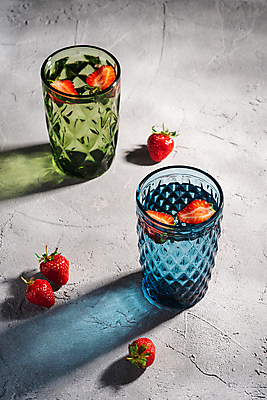 포토 JPG 해외이미지 음료 딸기 단면 잔 그림자 사람없음 초록색 물 파란색 빛 투명 콘크리트 해외포토 자연요소 식기 컬러 과일 파일형식 이미지허브