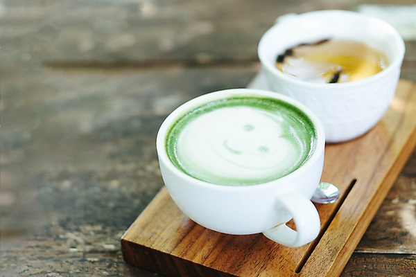 포토 JPG 해외이미지 주간 사람없음 야외 컵 거품 머그컵 녹차 순수 나무받침 녹차라떼 라떼아트 말차 말차라떼 해외포토 자연요소 식기 컨셉 목재 차_음료 받침대 그림 라떼 파일형식 이미지허브