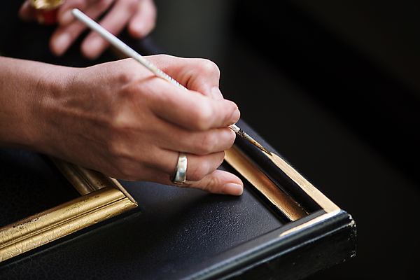 포토 JPG 해외이미지 손 액자 들기 신체부위 붓 색칠 그리기 해외포토 모션 사람 파일형식 이미지허브