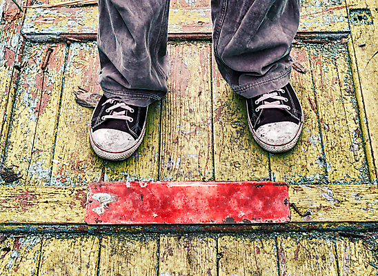 포토 JPG 해외이미지 옷 도로 운동화 신발 바지 발 표면 거리 바닥 사람 성인 사람없음 야외 목재 빨간색 노란색 검은색 산책 수확 청바지 거친 클래식 닫기 가난 싱글 복고 노숙자 그런지 양발 옛날 스타일 해외포토 나무 길 컬러 컨셉 농업 재료 교통시설 모션 하의 휴식 신체부위 파일형식 이미지허브