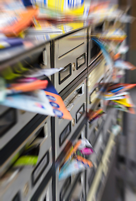 포토 JPG 해외이미지 종이 통신 스트레스 사람없음 상자 흰색 신문 이메일 쓰레기 폐기물 편지 가득함 지역 폭식 과부하 스팸 많음 해외포토 컬러 컨셉 간행물 뉴스 파일형식 이미지허브