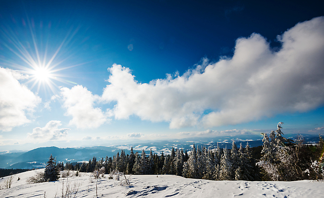 포토 JPG 해외이미지 나무 구름 유럽 여행 겨울 자연 하늘 휴가 스키 산 파노라마 풍경 사람없음 야외 파란색 태양 환경 계곡 냉동 얼음 하이킹 추위 성장 흰색 시골 소나무 숲 언덕 휴양지 서리 북쪽 슬로프 산악지대 절정 폭설 눈내림 가문비나무 해외포토 자연요소 식물 계절 나라 컬러 레저 겨울스포츠 스키장 눈_날씨 촬영기법 장소 자연재해 방향 생태계 파일형식 이미지허브