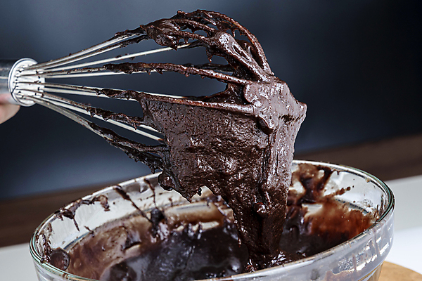 포토 JPG 해외이미지 손 음식 백그라운드 재료 표면 디저트 요리 사람없음 가로 과자 케이크 초콜릿 얼음 요리사 검은색 어둠 빵집 젖음 흐름 우유 소용돌이 뜨거움 달콤 떨어짐 굽기 준비 만들기 성분 제빵사 핸드메이드 해외포토 자연요소 직업 컬러 컨셉 모션 유제품 신체부위 상점 회오리 맛 구이 파일형식 이미지허브