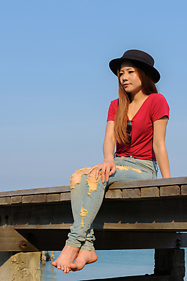 포토 JPG 해외이미지 드레스 옷 여자 파도 바다 셔츠 자연 하늘 한명 사람 앉기 성인 야외 목재 빨간색 물 파란색 유행 귀여움 코트 청바지 직물 닫기 널 자주색 청록색 장면 내추럴 수목 스타일 해외포토 자연요소 나무 1 컬러 컨셉 상의 재료 바지 모션 외투 생태계 파일형식 이미지허브