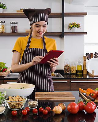 포토 JPG 해외이미지 라이프스타일 여자 행복 음식 인터넷 다이어트 채소 탁자 주택 건강 요리 한명 사람 성인 내부 목재 컴퓨터 알약 주방 스크린 요리사 식사 저녁식사 앞치마 신선 사발 아침식사 계산대 검색 준비 주부 레시피 점심식사 채식주의자 해외포토 나무 직업 1 감정 가구 재료 건물 생활 전자제품 약 사기그릇 채식 파일형식 이미지허브