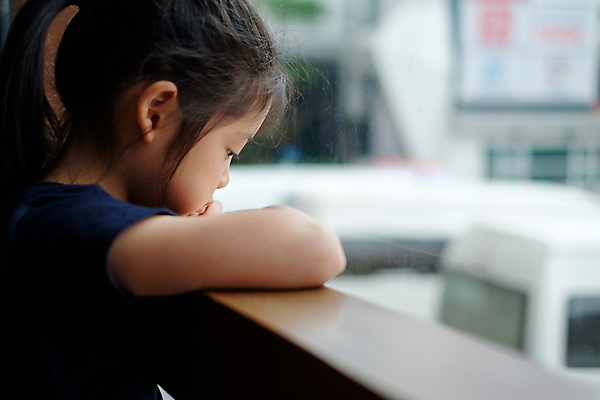 포토 JPG 해외이미지 감정 어린이 창문 한명 동양인 표현 버리기 혼자 해외포토 1 모션 사람 인종 파일형식 이미지허브