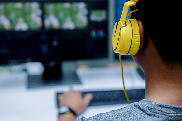 포토 JPG 해외이미지 편집 직업 남자 산업 음악 백그라운드 수염 한명 컴퓨터 사무실 디지털 스크린 모니터 헤드폰 소리 흰색 작업 판넬 엔지니어 야간 저녁 디자이너 영화 책상 만들기 오디오 동영상 멀티미디어 위로 소프트웨어 제어 프로젝트 프리랜서 효과 해외포토 자연요소 1 컬러 음향기기 가구 비즈니스 모션 문화예술 사람 전자제품 기술자 파일형식 이미지허브