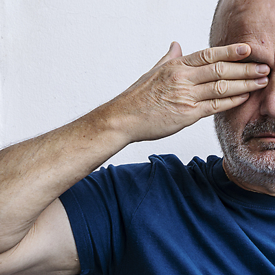 포토 JPG 해외이미지 백인 모델 1 손 응시 남자 얼굴 백그라운드 컨셉 스트레스 관리 사람 성인 사람없음 머리 덮개 흰색 표현 입 숨김 고립 해외포토 서양인 시선 컬러 신체부위 뚜껑 파일형식 이미지허브