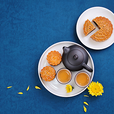 포토 JPG 해외이미지 꽃 디저트 실내 사람없음 하이앵글 찻잔 찻주전자 파란배경 월병 해외포토 식물 음식 뷰포인트 백그라운드 주전자 잔 내부 파란색 과자 중국전통 파일형식 이미지허브